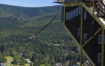 Bungee jumping z televizní věže