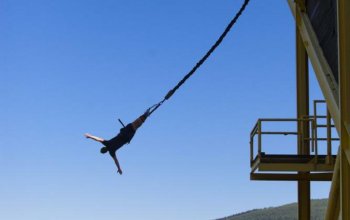 Bungee jumping z televizní věže