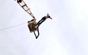 Bungee jumping až 110 metrů z jeřábu