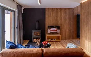 Horská chata ve skandinávském stylu se saunou a vířivkou 