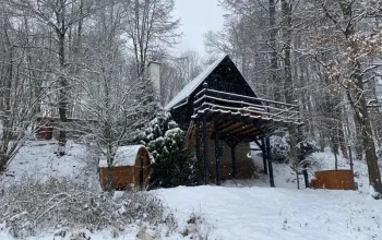 Kouzelná chata na samotě u jezera se saunou a vířivkou