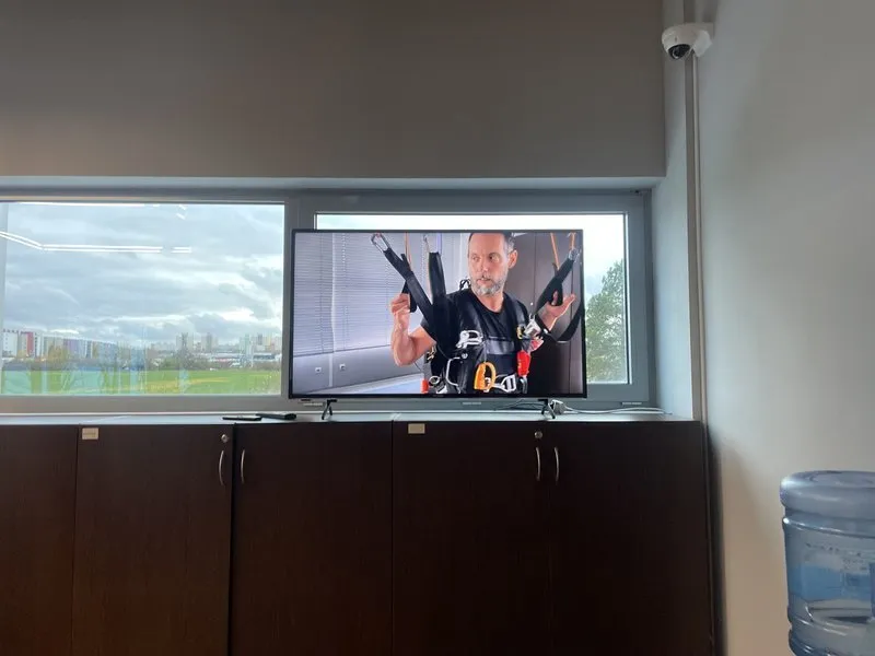 Simulátor seskoku padákem s VR