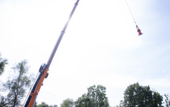 Bungee jumping až 110 metrů z jeřábu