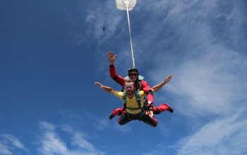 Tandemový seskok padákem z vrtulníku Mi-8