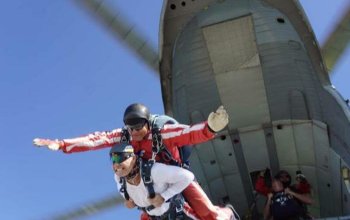 Tandemový seskok padákem z vrtulníku Mi-8