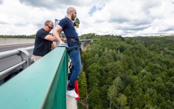 Bungee jumping z nejvyššího mostu ČR