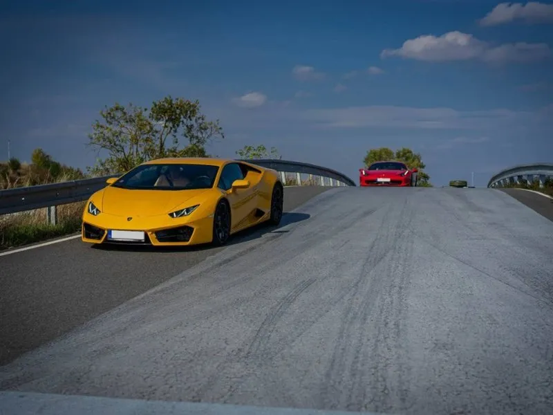 Jízda v supersportech na polygonu v Hradci Králové