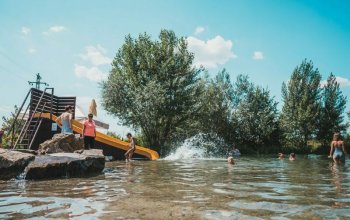 Glampingový pobyt na Slovácku: Posed u trati