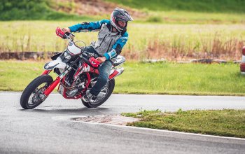 Testovacím jezdcem motocyklů BMW na okruhu