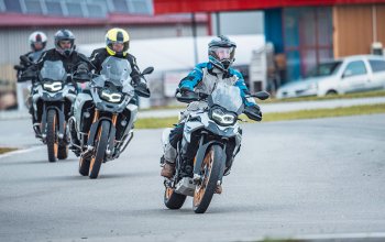 Testovacím jezdcem motocyklů BMW na okruhu