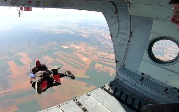 Tandemový seskok padákem z vrtulníku Mi-8