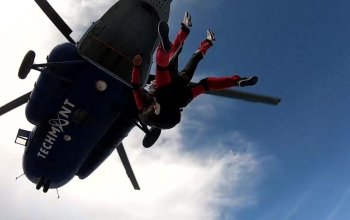 Tandemový seskok padákem z vrtulníku Mi-8