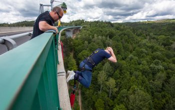 Bungee jumping z nejvyššího mostu ČR
