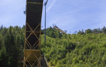 Bungee jumping z televizní věže