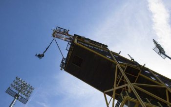 Bungee jumping z televizní věže