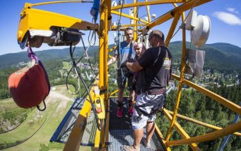 Bungee jumping z televizní věže