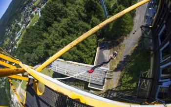 Bungee jumping z televizní věže