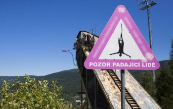 Bungee jumping z televizní věže