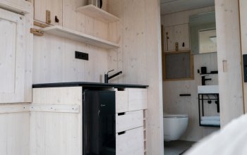 Glampingový pobyt na Slovácku: Posed u trati