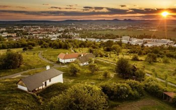 Glampingový pobyt na Slovácku: Posed u trati