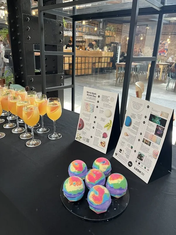 Výroba koupelnové bomby LUSH a abstraktního obrazu