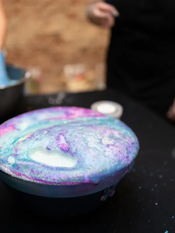 Výroba koupelnové bomby LUSH a abstraktního obrazu