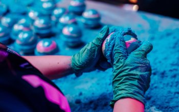 Výroba koupelnové bomby LUSH a abstraktního obrazu