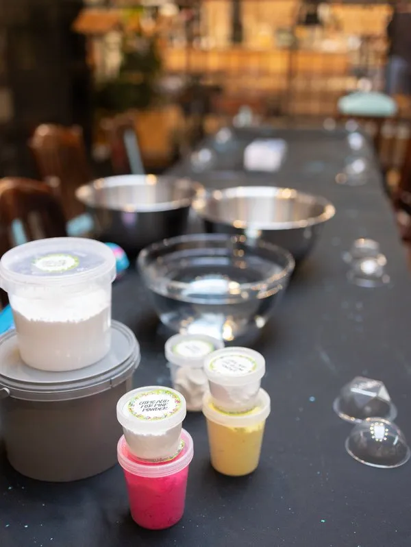 Výroba koupelnové bomby LUSH a abstraktního obrazu