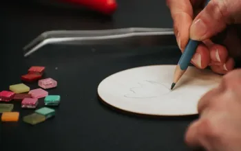 Výroba mozaiky z keramických a skleněných střepů