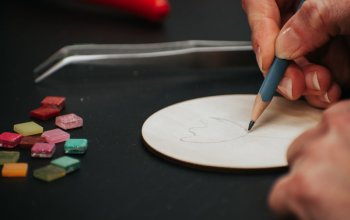 Výroba mozaiky z keramických a skleněných střepů