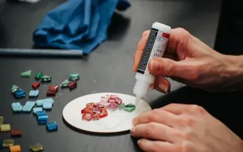 Výroba mozaiky z keramických a skleněných střepů