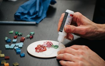 Výroba mozaiky z keramických a skleněných střepů
