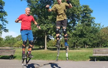 Lekce skákání na skákacích botách A-jump
