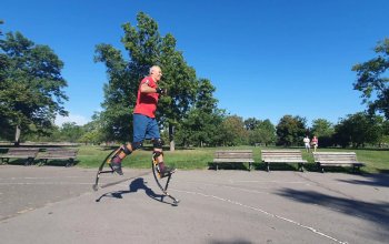 Lekce skákání na skákacích botách A-jump