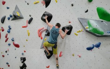 Kurz boulderingu na umělé stěně