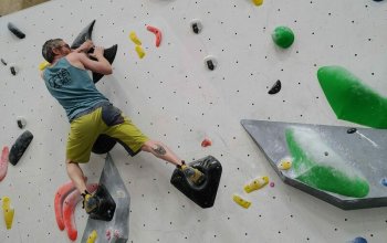 Kurz boulderingu na umělé stěně