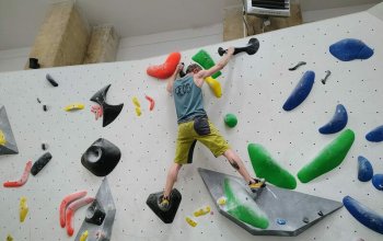 Kurz boulderingu na umělé stěně