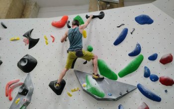 Kurz boulderingu na umělé stěně