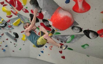 Kurz boulderingu na umělé stěně