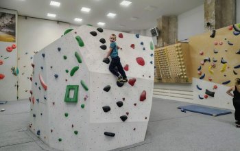 Kurz boulderingu na umělé stěně