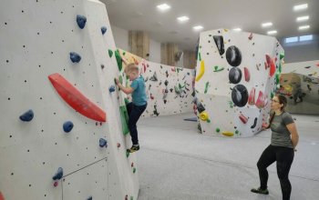 Kurz boulderingu na umělé stěně