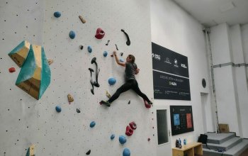 Kurz boulderingu na umělé stěně