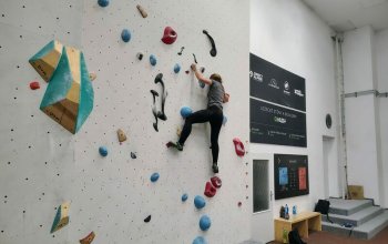 Kurz boulderingu na umělé stěně
