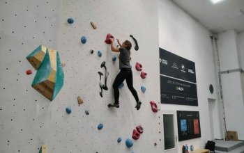 Kurz boulderingu na umělé stěně