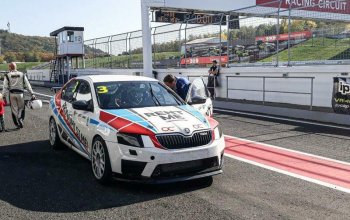 Jízda v závodním OCR speciálu na okruhu