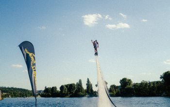 Tandemová lekce flyboardingu
