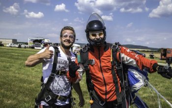 Tandemový seskok padákem Tandemový seskok padákem