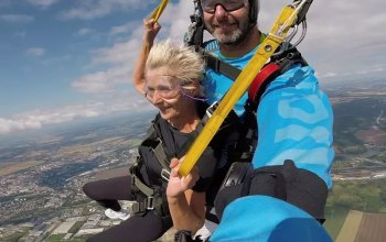 Tandemový seskok padákem Tandemový seskok padákem