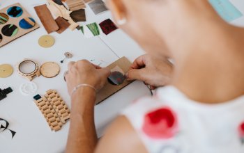 Zážitkový kurz výroby dřevěných hodinek Zážitkový kurz výroby dřevěných hodinek