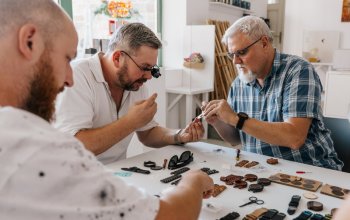 Zážitkový kurz výroby dřevěných hodinek Zážitkový kurz výroby dřevěných hodinek